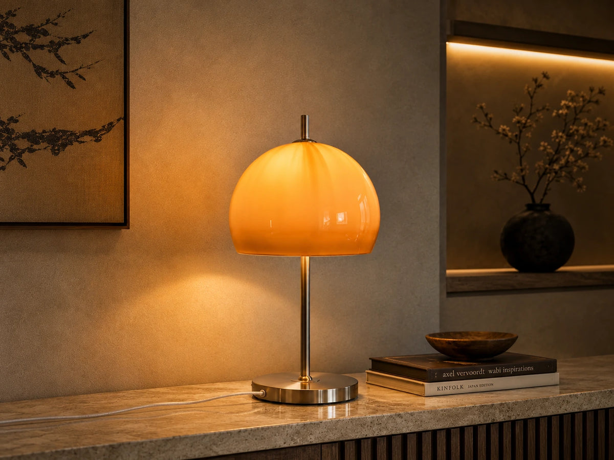 Lampe champignon orange sur pied chromé, vue entière sur une console Image