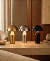 Lampe champignon sans fil, deux exemplaires allumés dans un intérieur clair