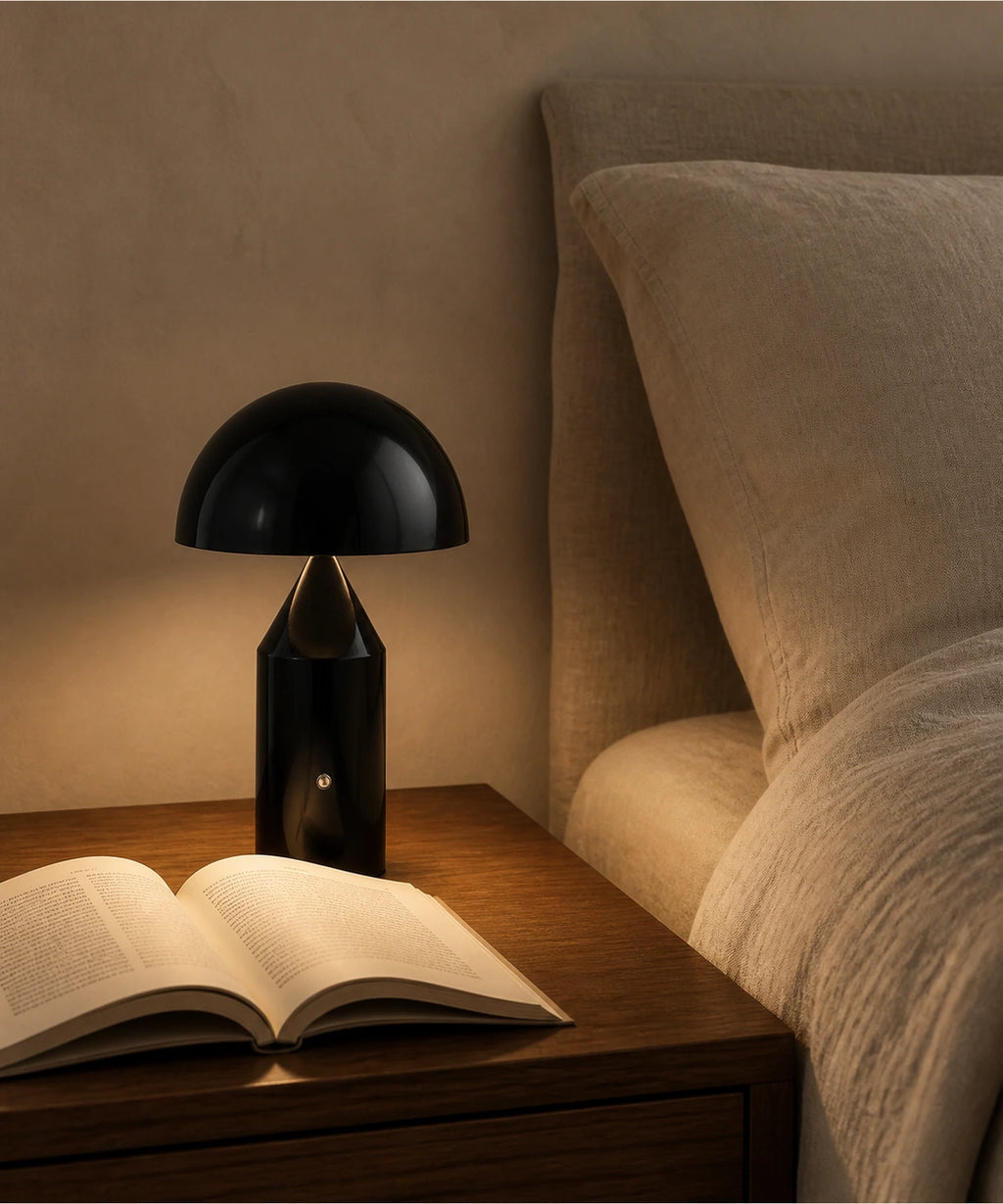 Lampe champignon sans fil sur une table de chevet
