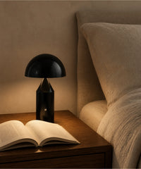 Lampe champignon sans fil sur une table de chevet