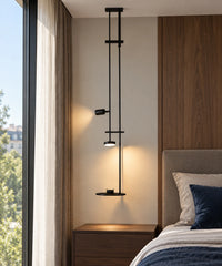 Lampe de chevet noire suspendue avec liseuse et tablette ronde près du lit