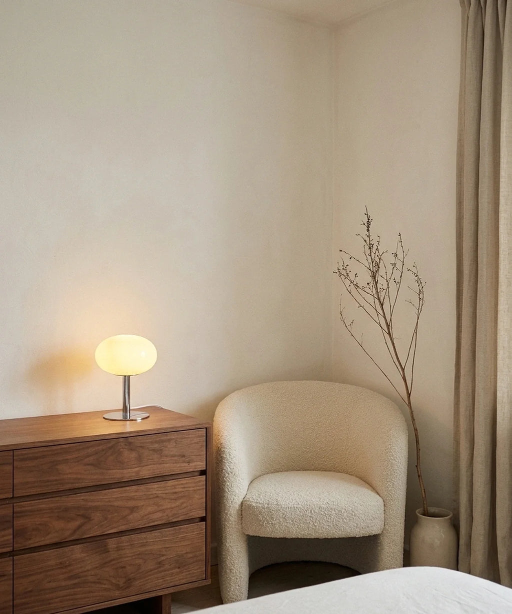 Lampe de chevet en verre soufflé de 28 cm sur une commode en noyer, près d un fauteuil