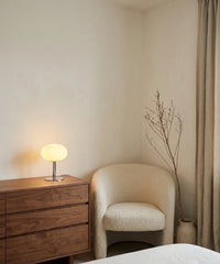 Lampe de chevet en verre soufflé de 28 cm sur une commode en noyer, près d un fauteuil