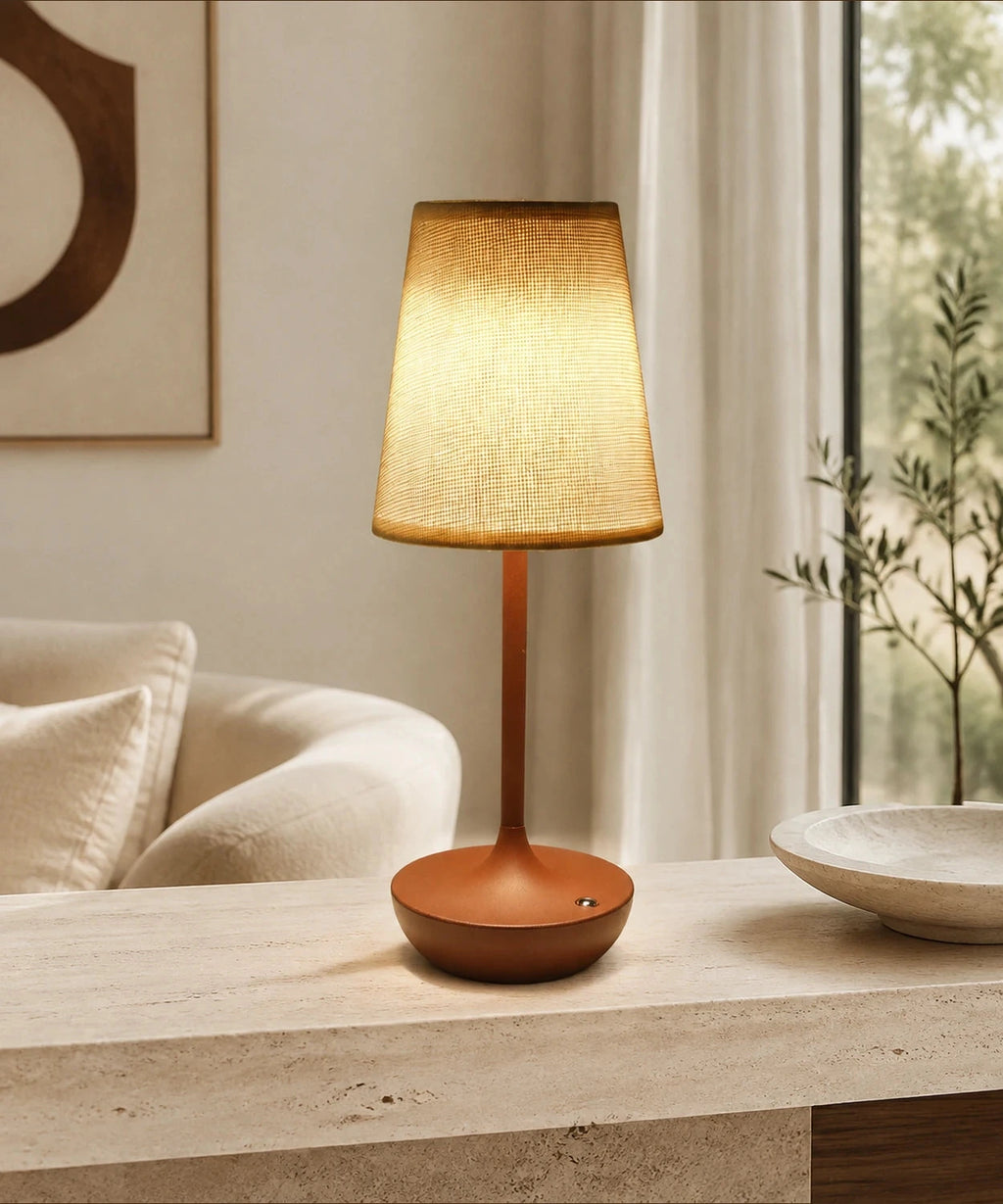 Lampe de table sans fil marron à abat-jour en tissu, posée près d’un canapé