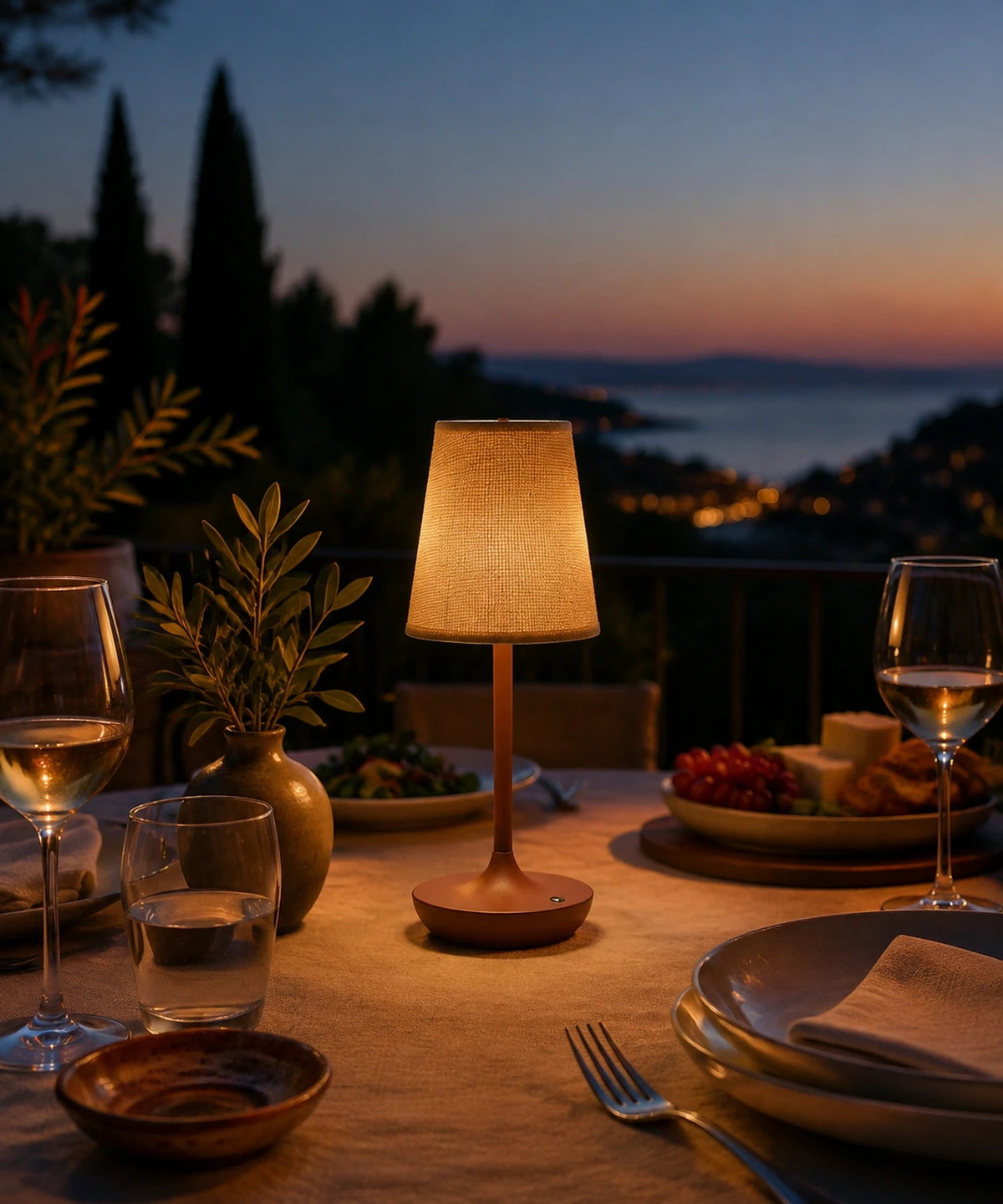 Lampe de table marron allumée sur une table de repas en soirée