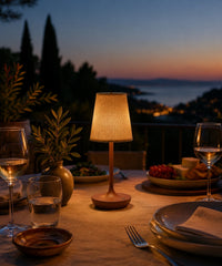 Lampe de table marron allumée sur une table de repas en soirée