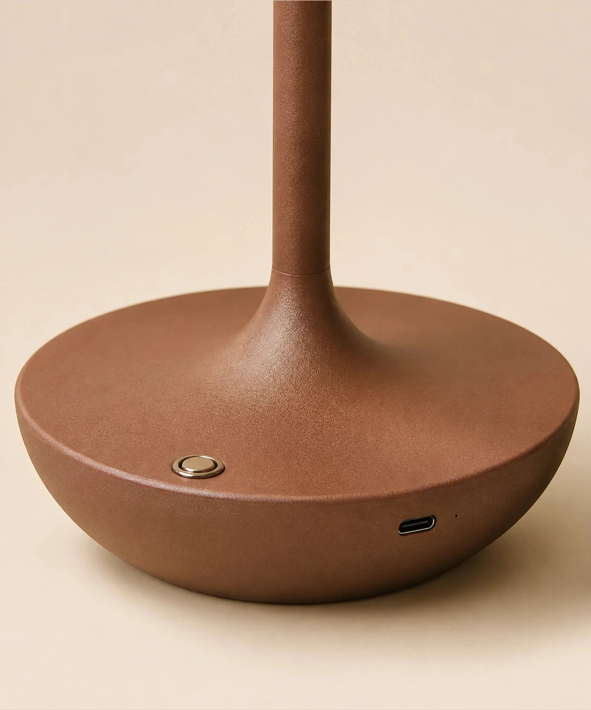 Détail du socle marron, du bouton de commande et du port de recharge de la lampe