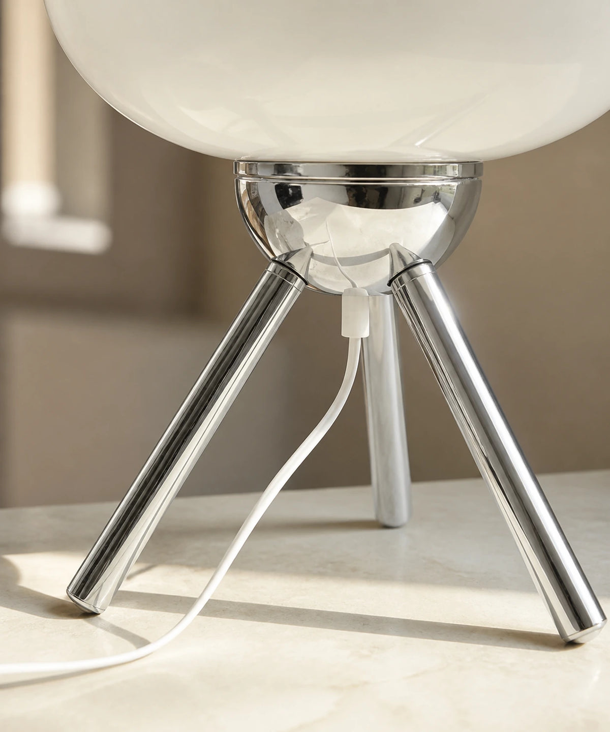 Détail du trépied chromé, de la coupelle et du câble USB de la lampe de table rechargeable