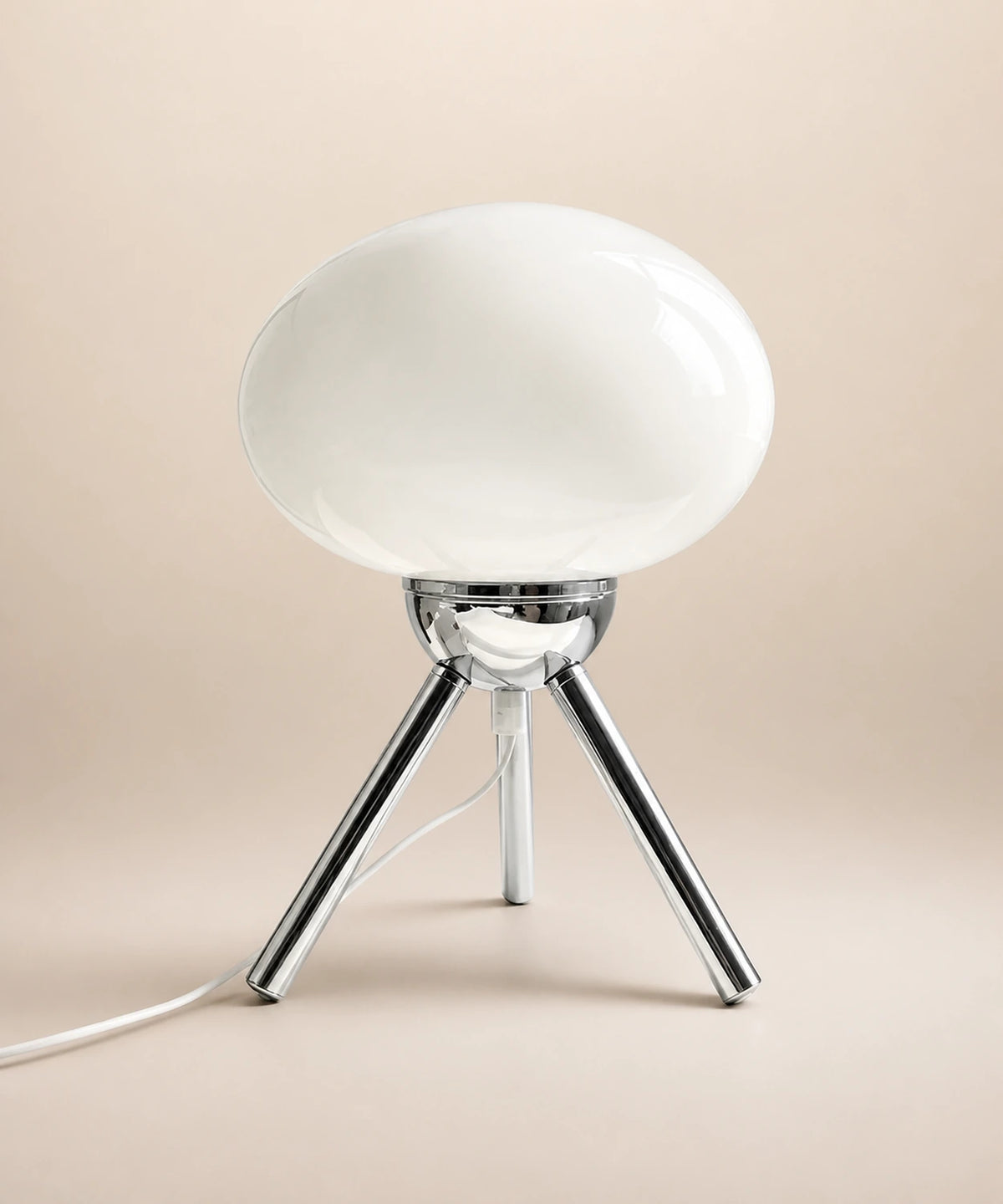 Lampe de table sans fil en verre blanc opalin sur trépied chromé, câble USB