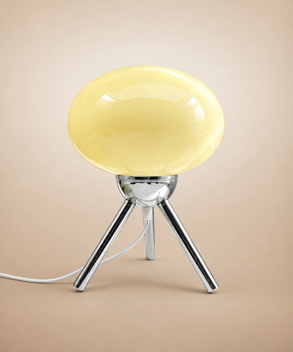 Lampe de table sans fil en verre crème sur trépied chromé, allumée