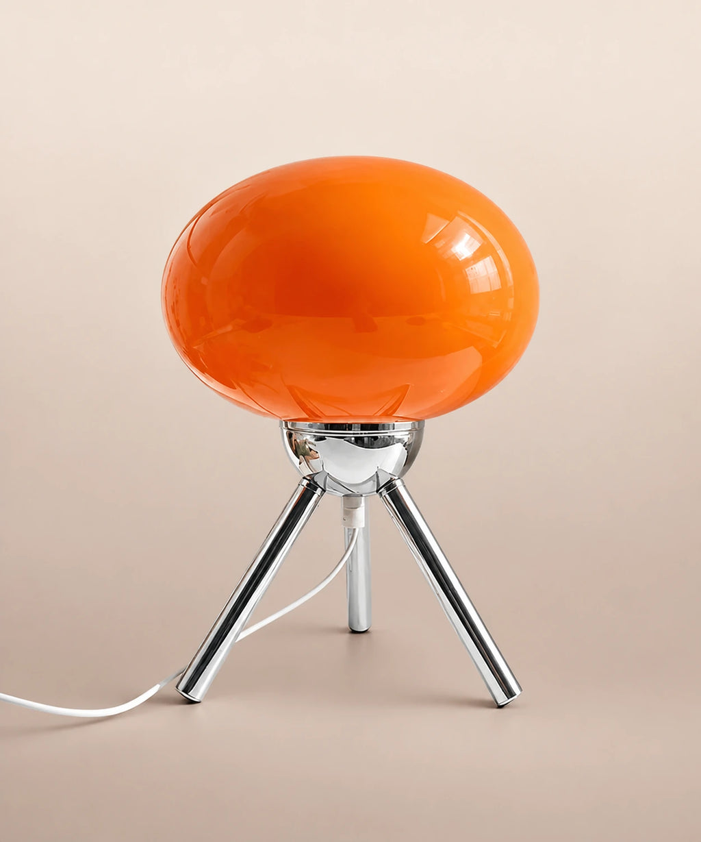 Lampe de table rechargeable en verre orange brillant sur trépied chromé