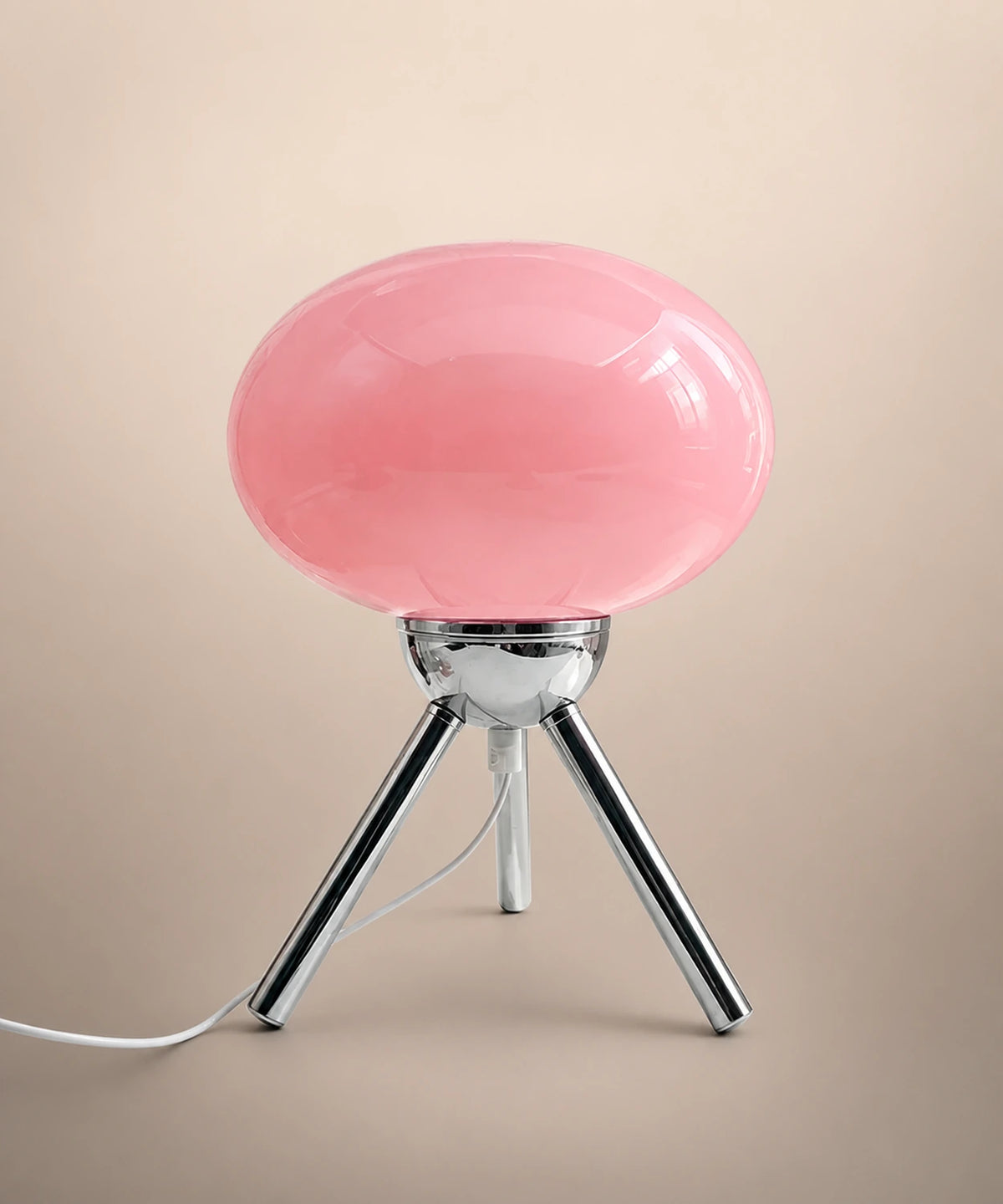 Lampe de table rechargeable USB en verre rose sur trépied chromé