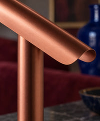 Détail du réflecteur demi-tube et du pied de la lampe en métal