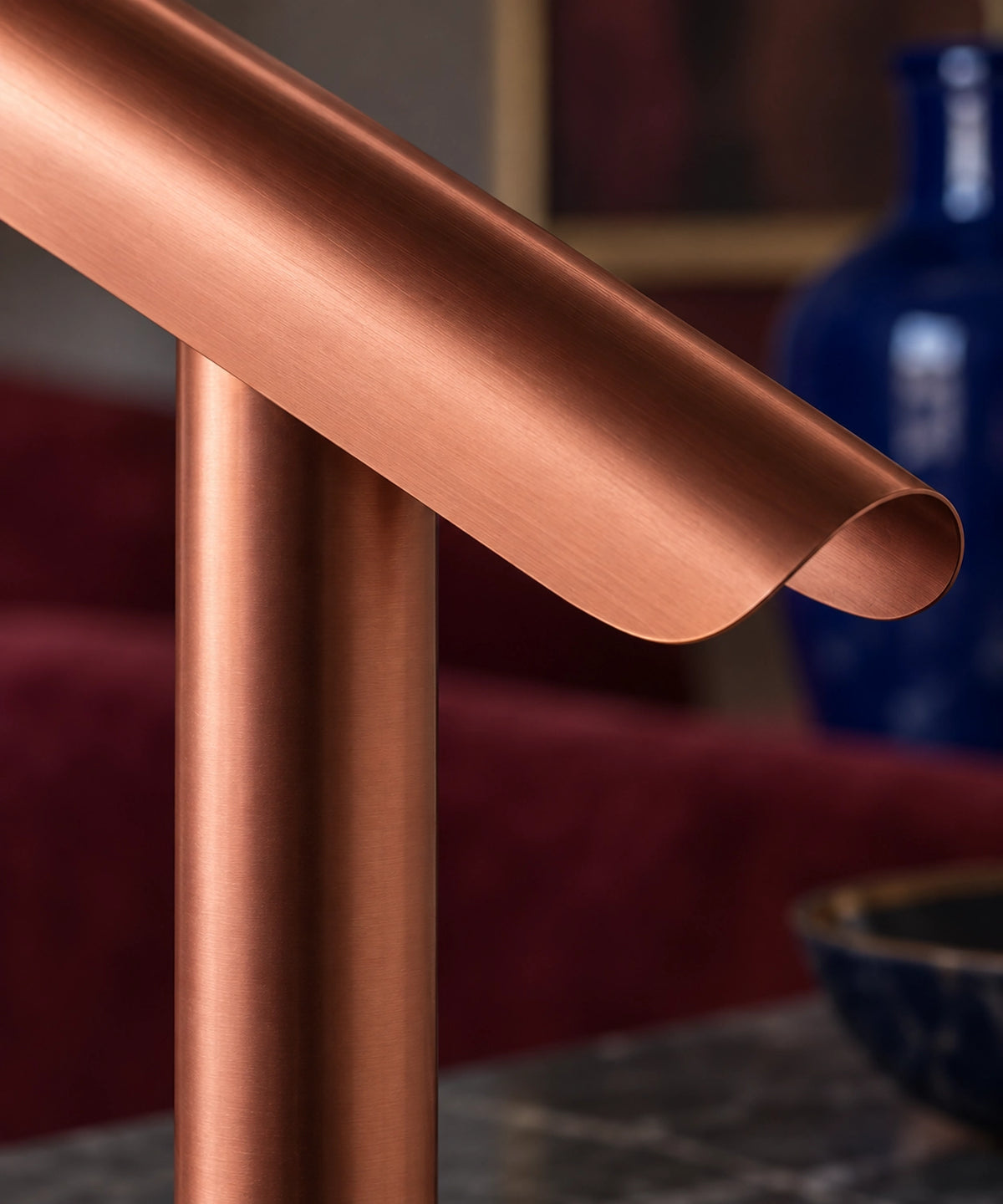 Détail du réflecteur demi-tube et du pied de la lampe en métal