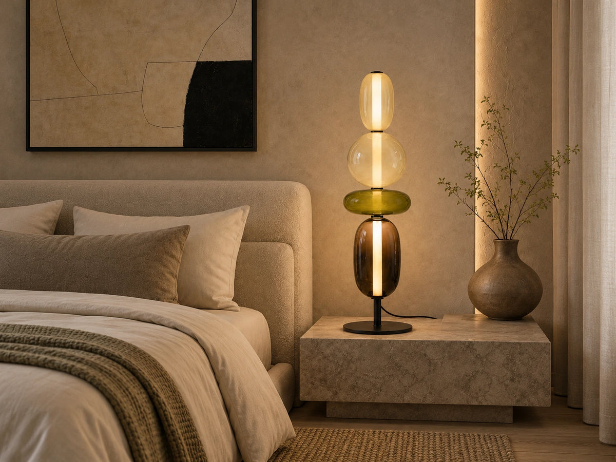Lampe à quatre globes en verre coloré, vue entière sur une table dans le salon Image
