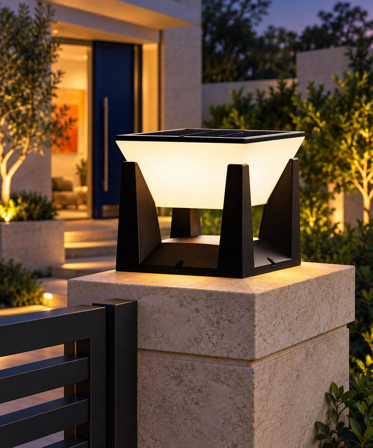 Lampe solaire de pilier à diffuseur carré évasé, allumée près d’un portail et d’une entrée