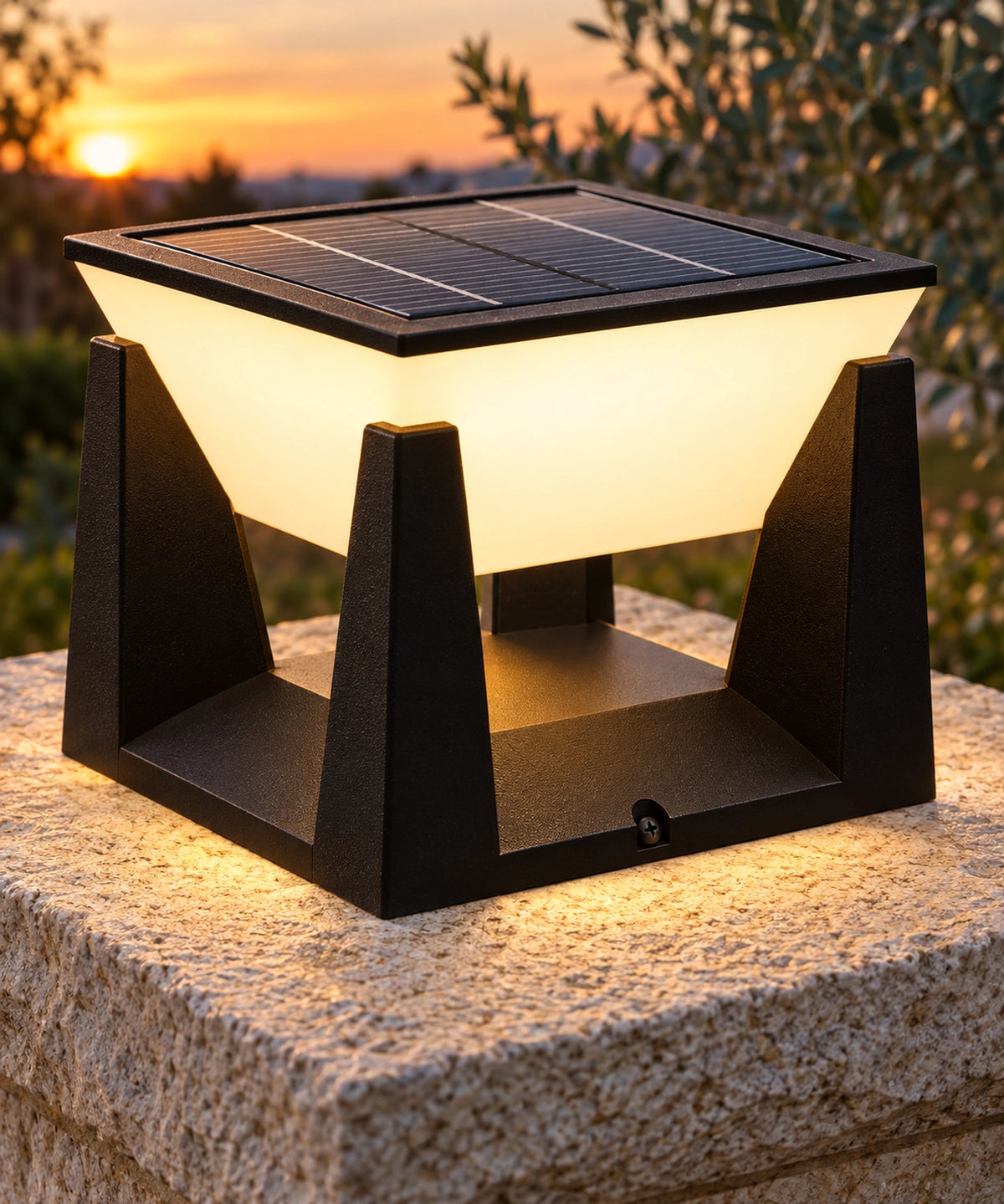 Lampe solaire à diffuseur évasé allumée sur un pilier en pierre au coucher du soleil
