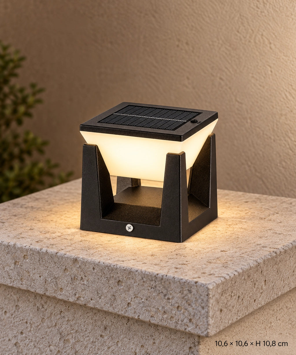 Lampe solaire carrée petit format sur un pilier, avec ses dimensions indiquées en bas