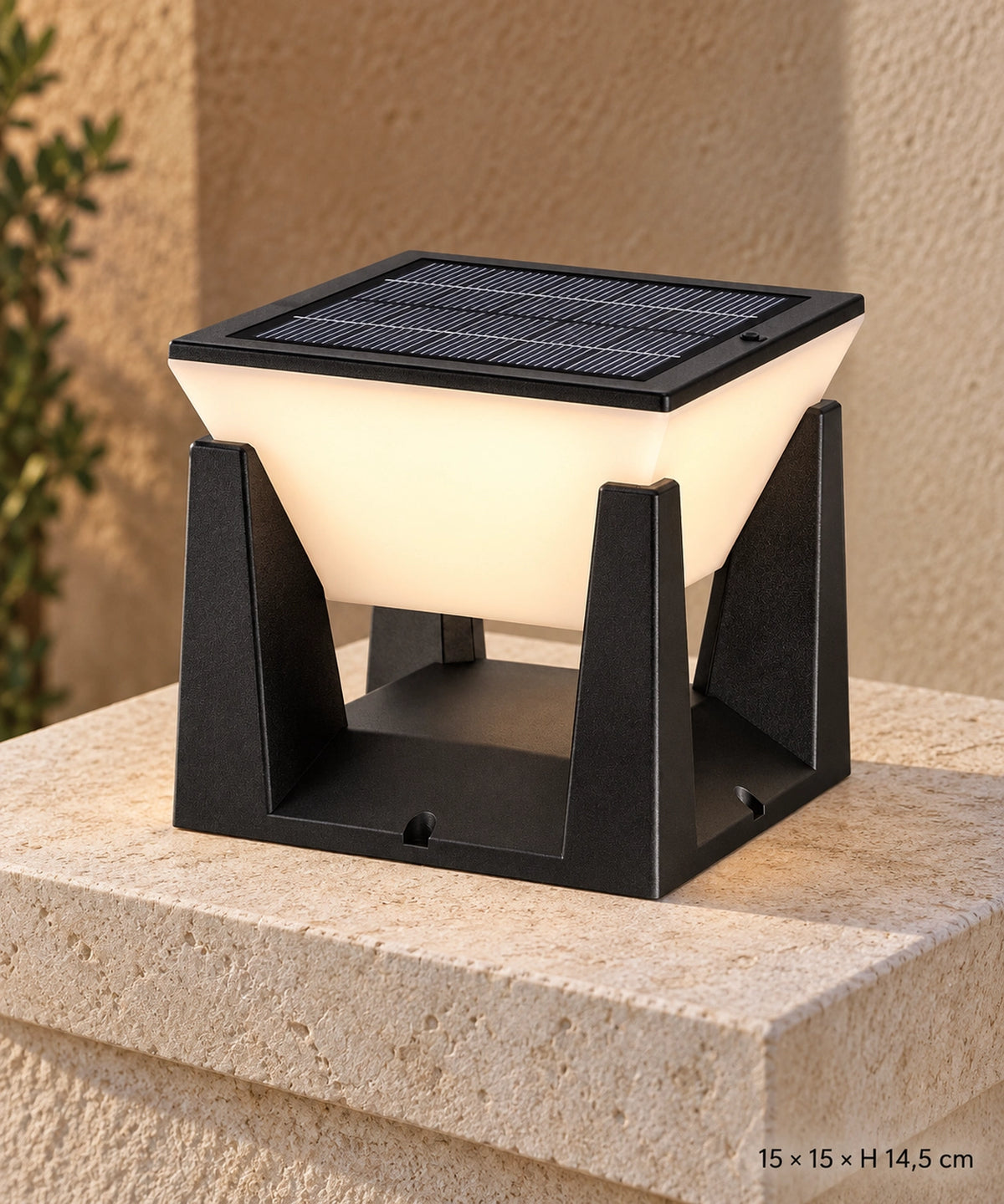 Lampe solaire carrée format moyen vue sur un pilier, avec ses dimensions indiquées