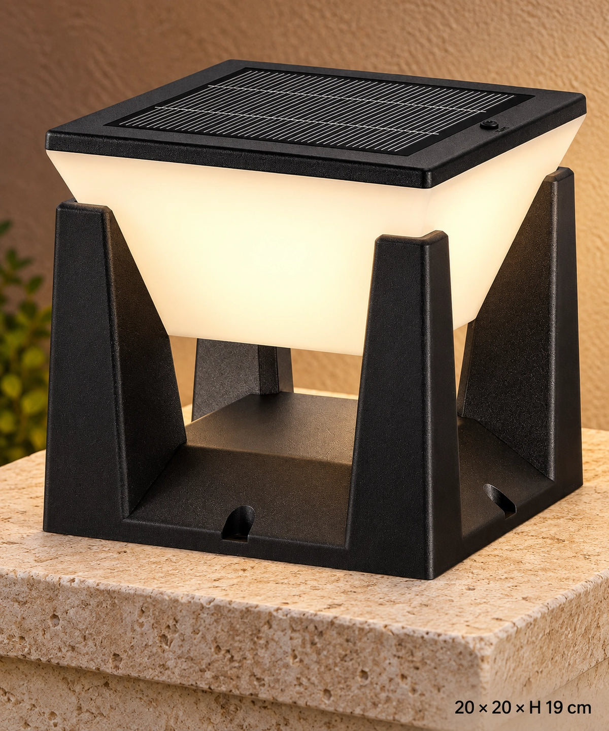 Lampe solaire carrée grand format sur un pilier, avec panneau et dimensions visibles