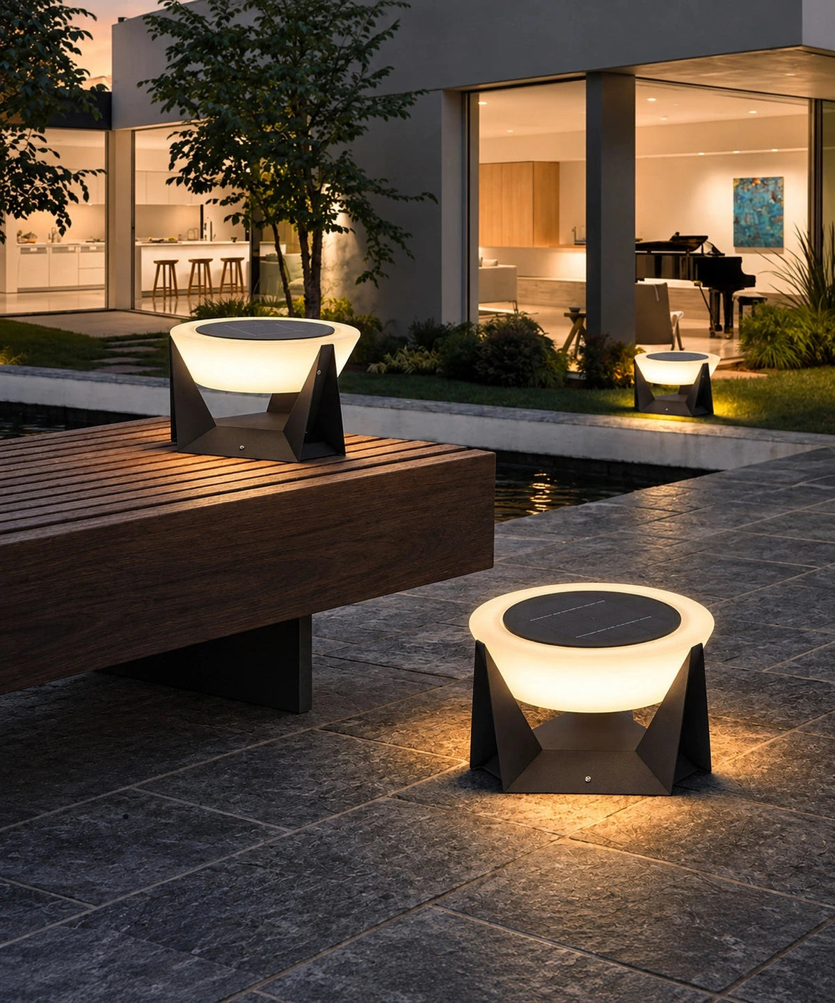 Plusieurs lampes solaires à vasque ronde disposées autour d’une terrasse