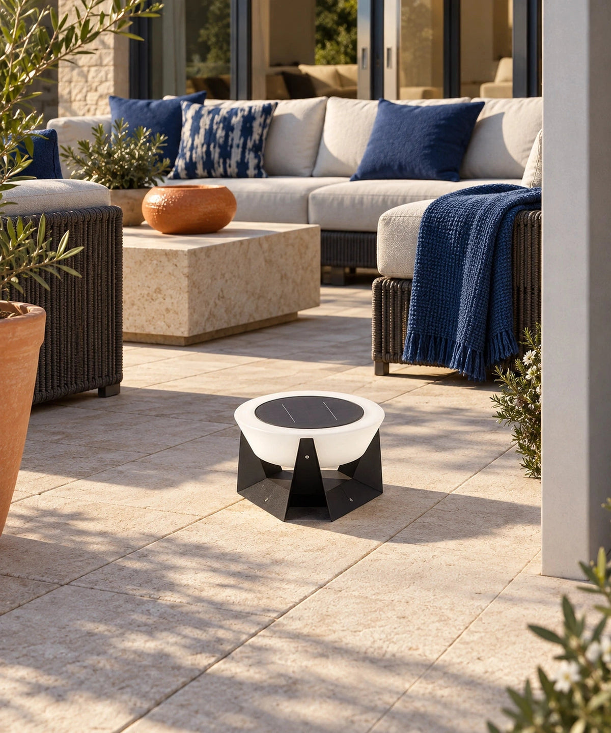 Lampe solaire à vasque ronde sur une terrasse en journée