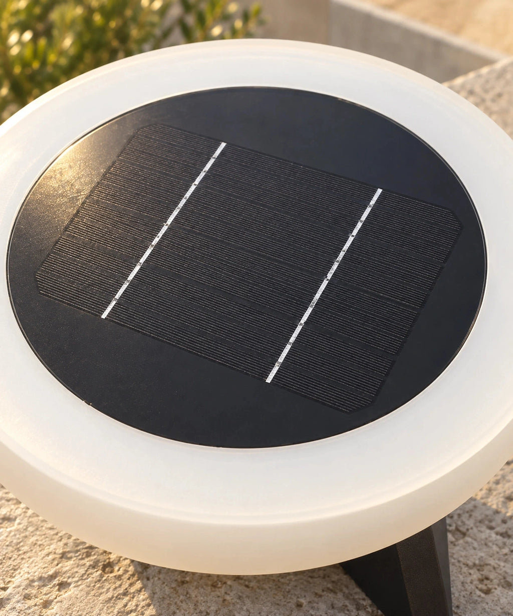 Gros plan du panneau solaire circulaire placé au-dessus de la vasque diffusante