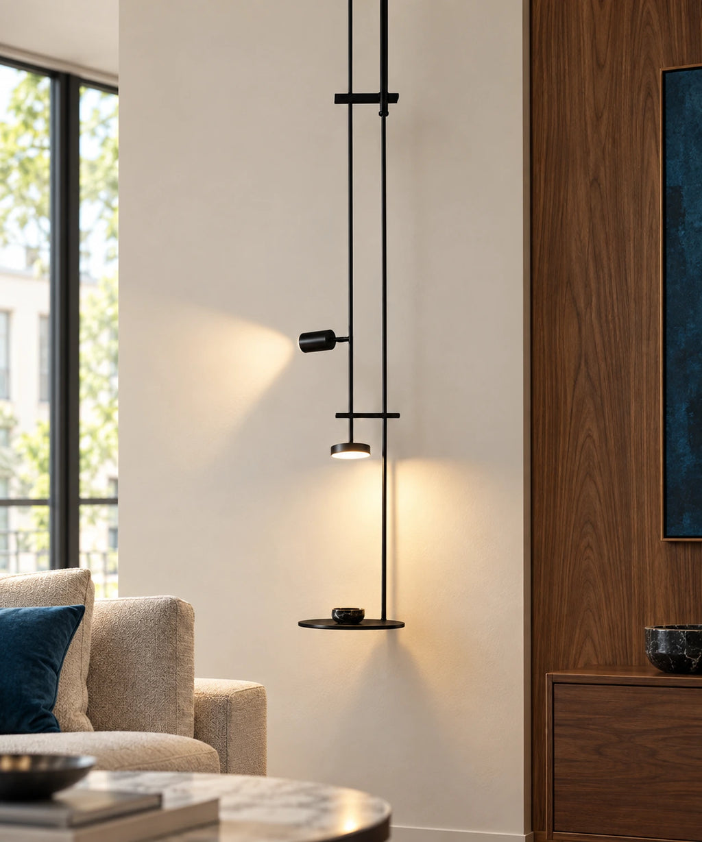 Lampe suspendue avec liseuse et tablette à côté d’un fauteuil