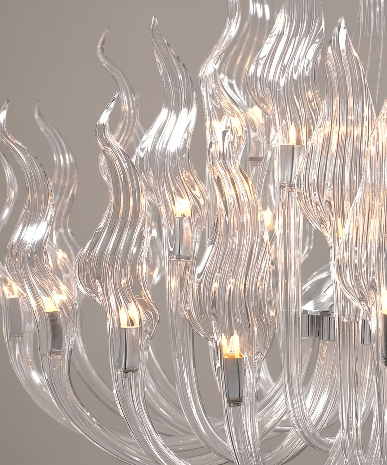 Détail des bras en cristal strié, lumière traversante Image