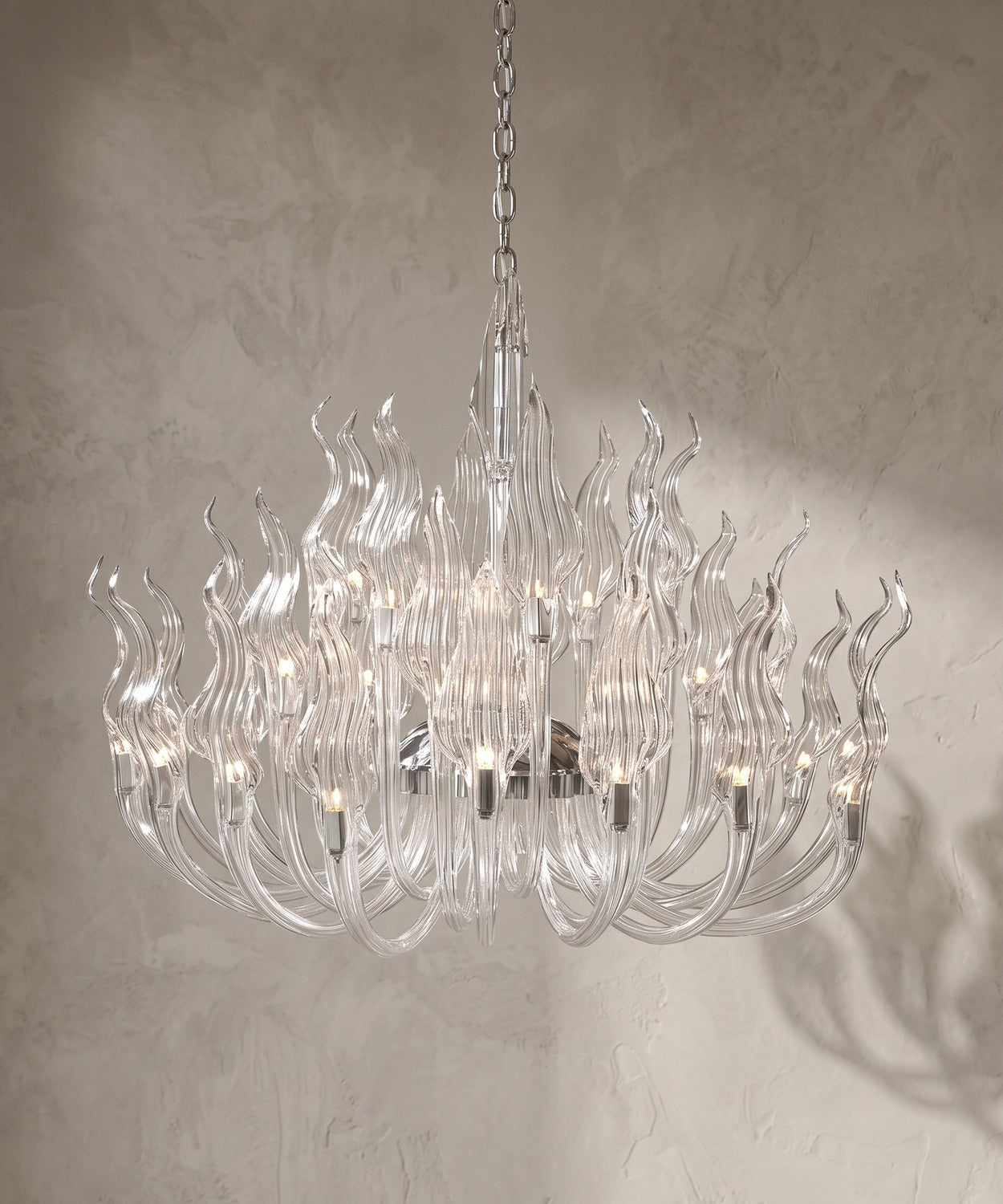 Lustre à bras en cristal transparent en forme de flammes, chaîne à maillons et monture chromée