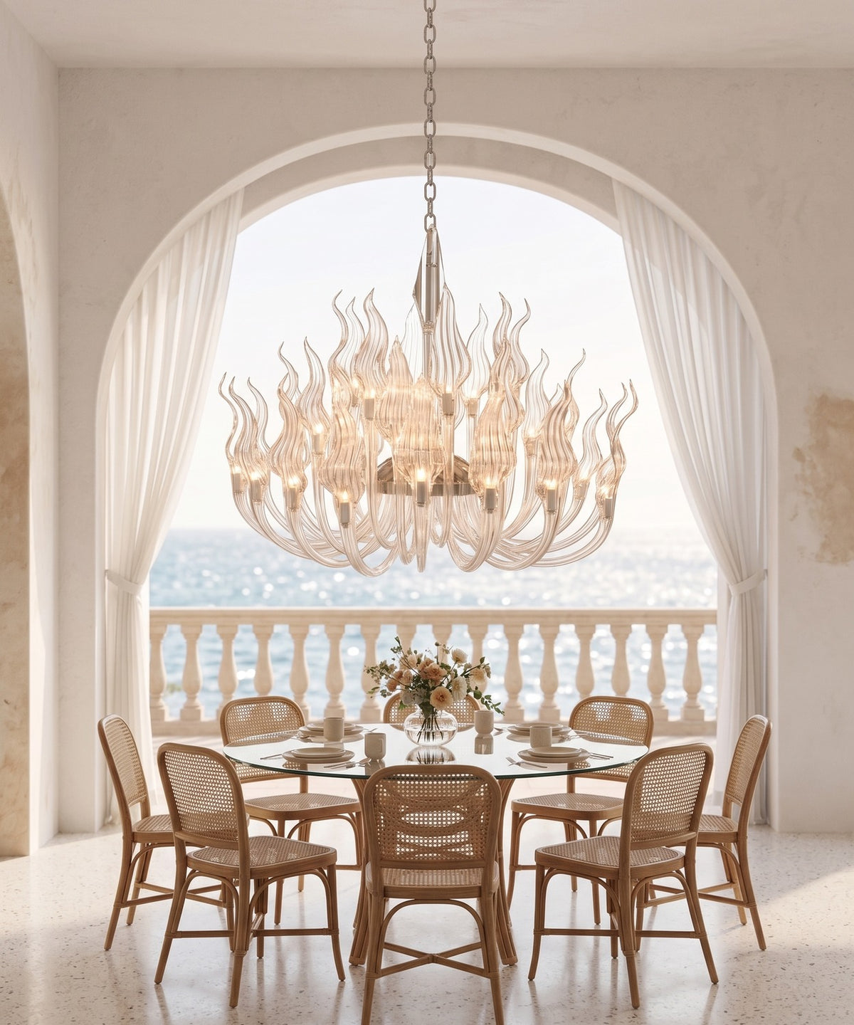 Lustre en cristal au-dessus d'une table ronde, villa méditerranéenne face à la mer