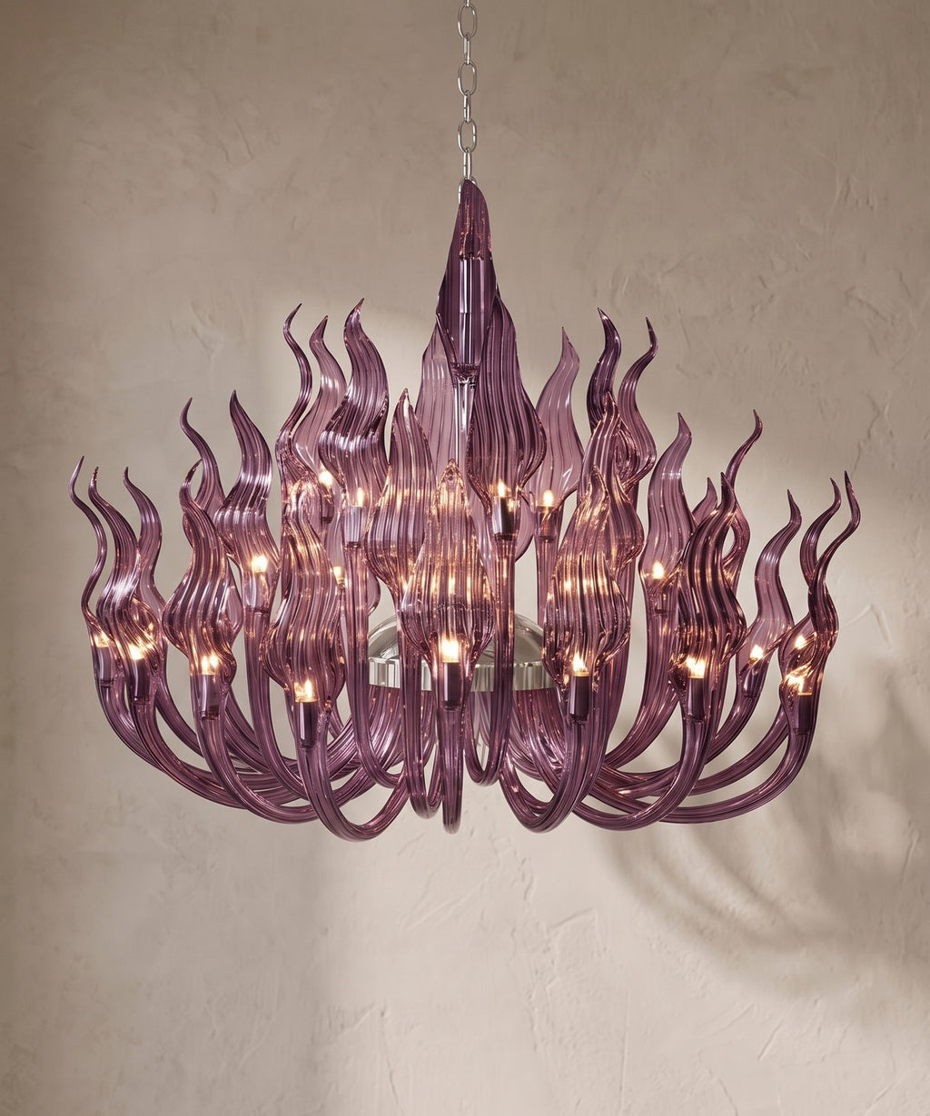Lustre à bras de cristal violet translucide, flammes sur plusieurs rangs