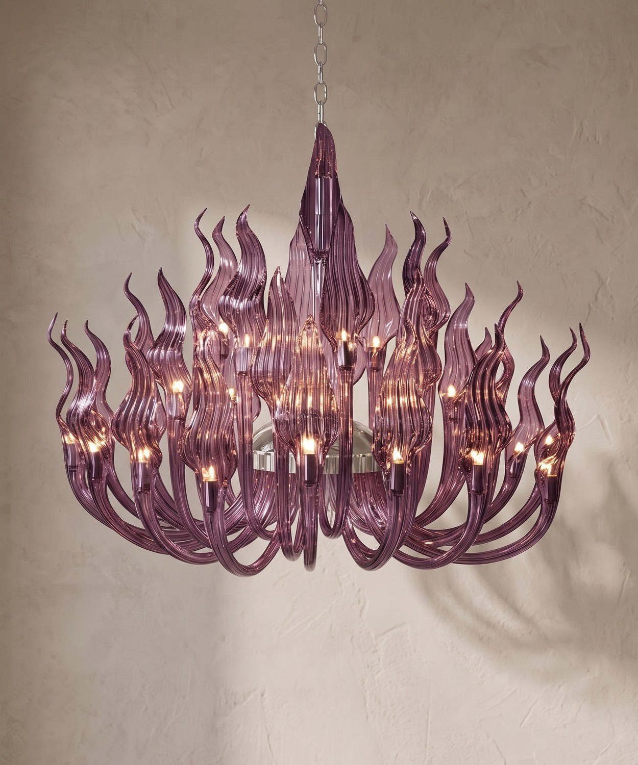 Lustre à bras de cristal violet translucide, flammes sur plusieurs rangs