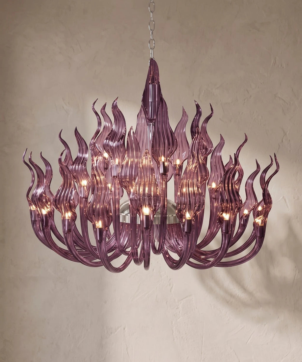 Lustre à bras de cristal violet translucide, flammes sur plusieurs rangs