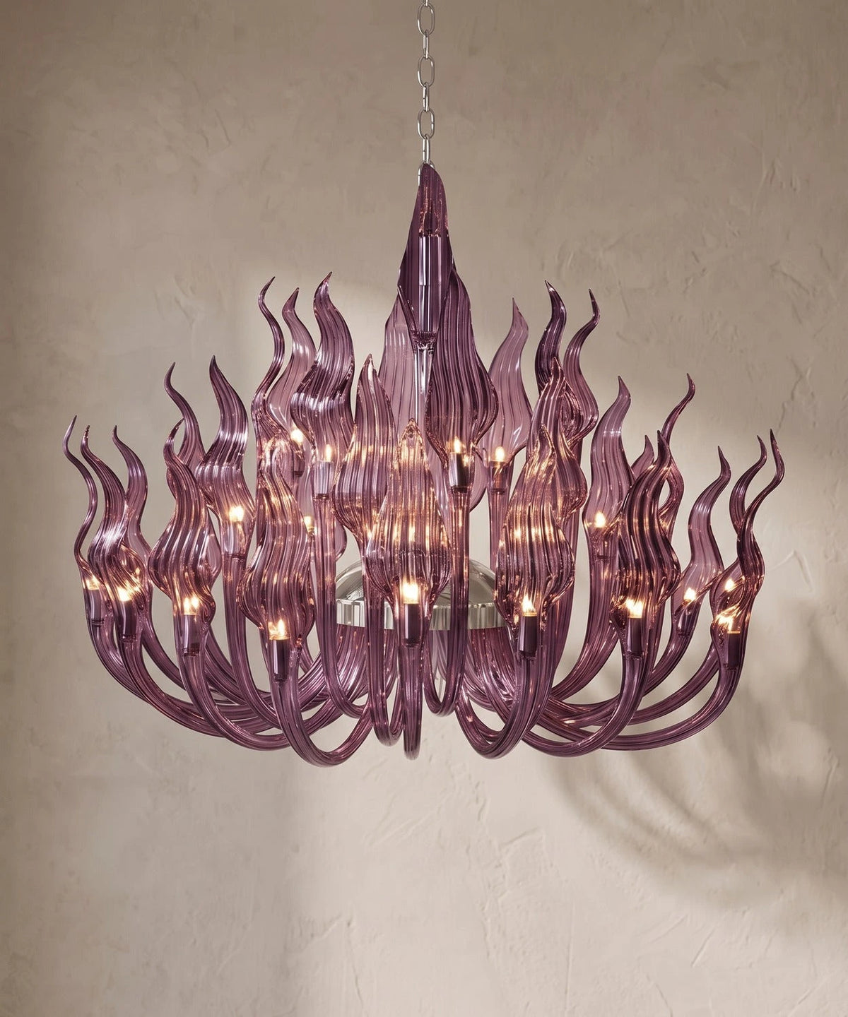 Lustre à bras de cristal violet translucide, flammes sur plusieurs rangs