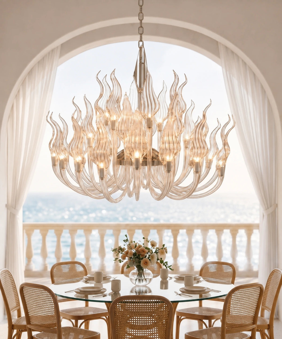 Lustre à bras en cristal transparent suspendu devant une terrasse face à la mer