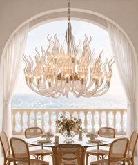Lustre à bras en cristal transparent suspendu devant une terrasse face à la mer