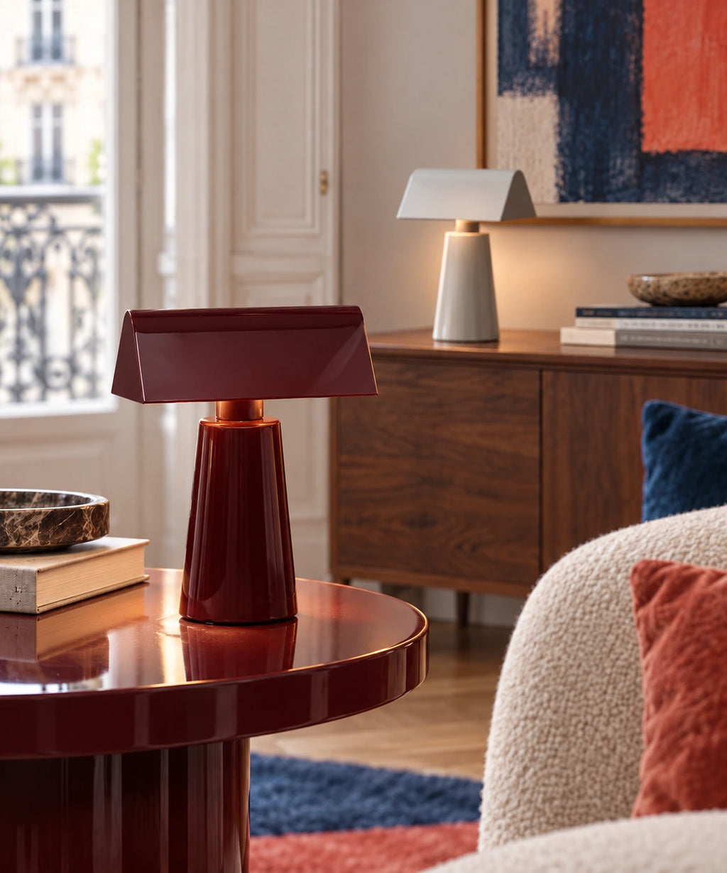 Deux petites lampes de table rechargeables bordeaux et gris clair dans un salon, avec LED dissimulées dans les abat-jours