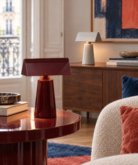 Deux petites lampes de table rechargeables bordeaux et gris clair dans un salon, avec LED dissimulées dans les abat-jours