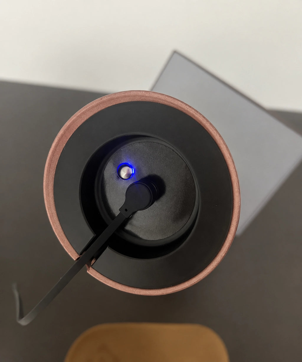 Dessous de la lampe de table, avec connecteur de recharge magnétique et témoin bleu