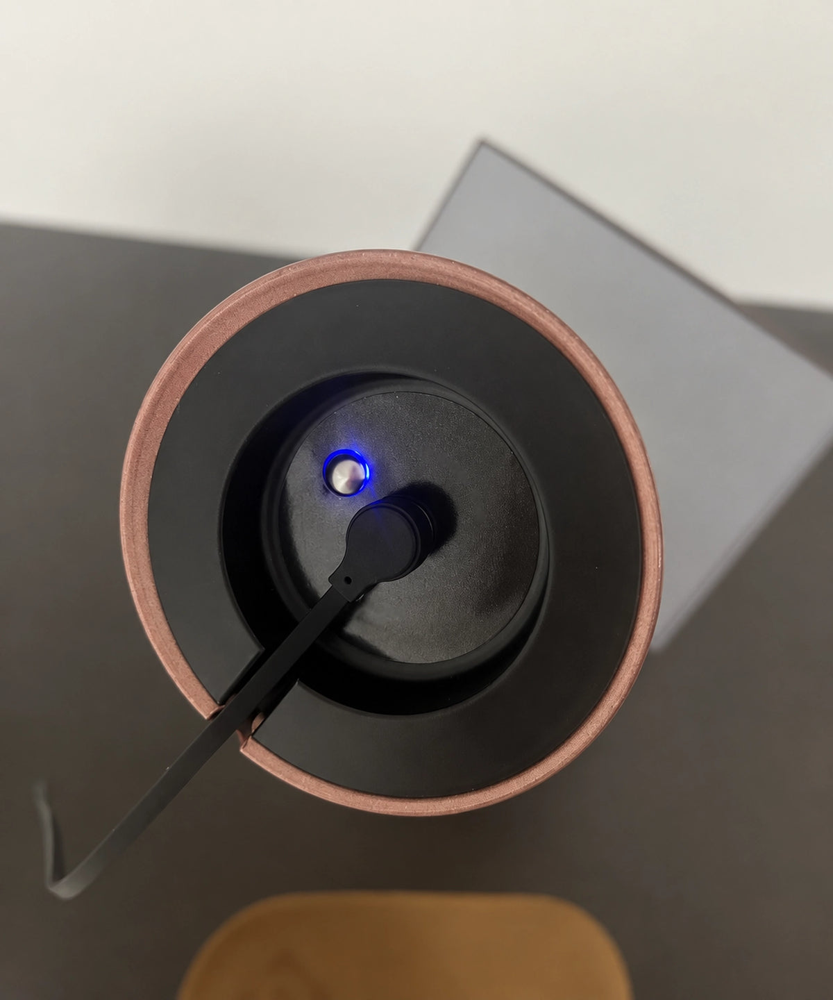 Dessous de la lampe de table, avec connecteur de recharge magnétique et témoin bleu