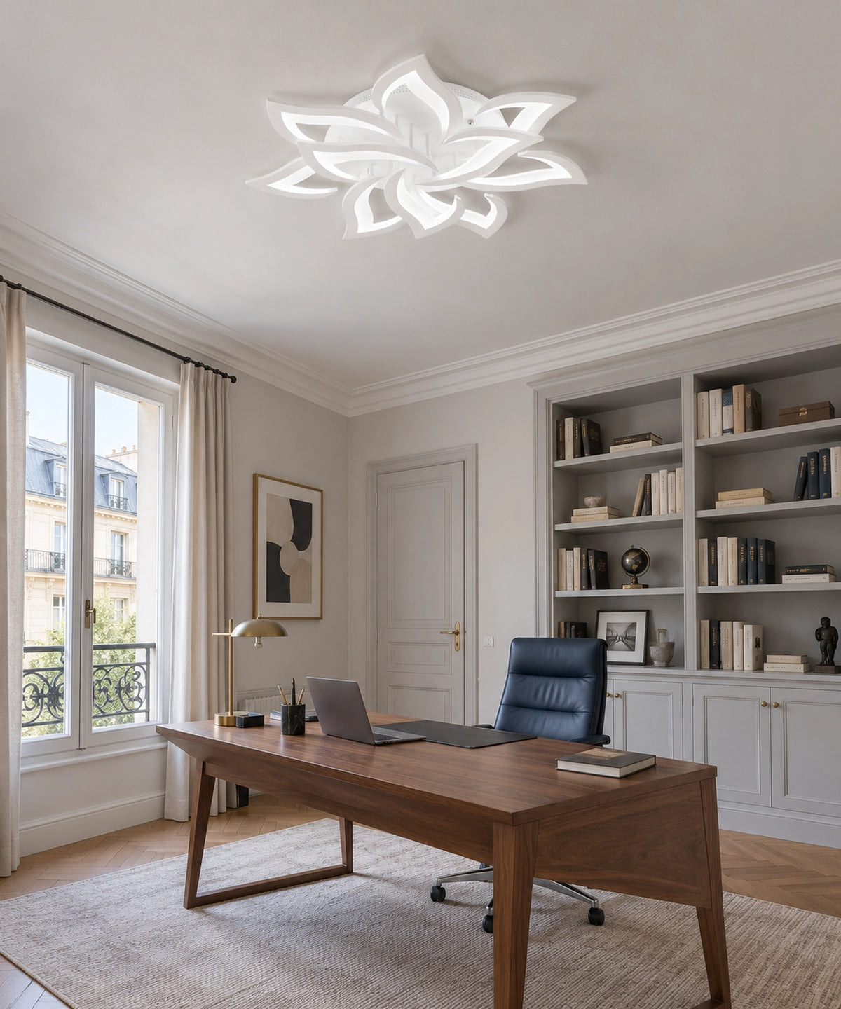 Plafonnier lotus blanc au-dessus d’un bureau en bois et de bibliothèques
