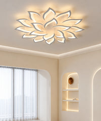 Plafonnier lotus blanc allumé dans un séjour avec niches murales