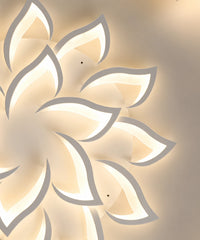 Vue rapprochée des pétales lumineux et du cœur du plafonnier lotus blanc