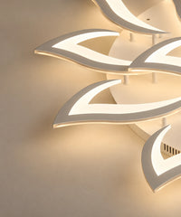 Détail de profil des pétales ajourés du plafonnier lotus blanc allumé