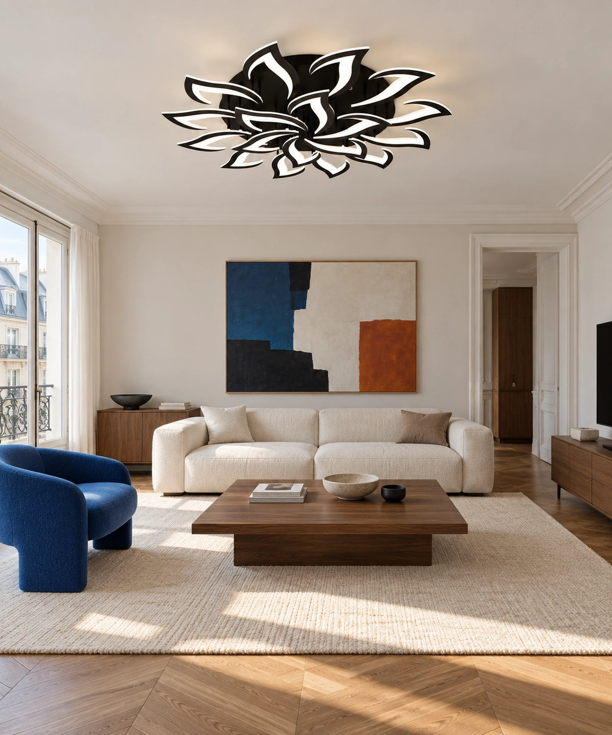 Plafonnier lotus noir au-dessus d’un salon avec fauteuil bleu et tableau abstrait