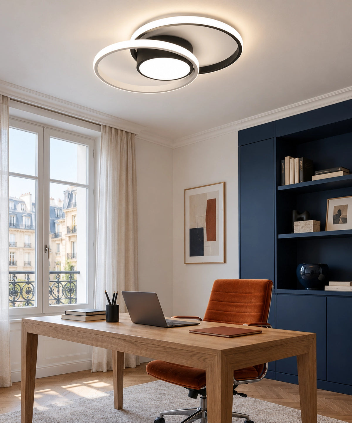 Plafonnier noir à deux anneaux dans un bureau avec bibliothèque bleue