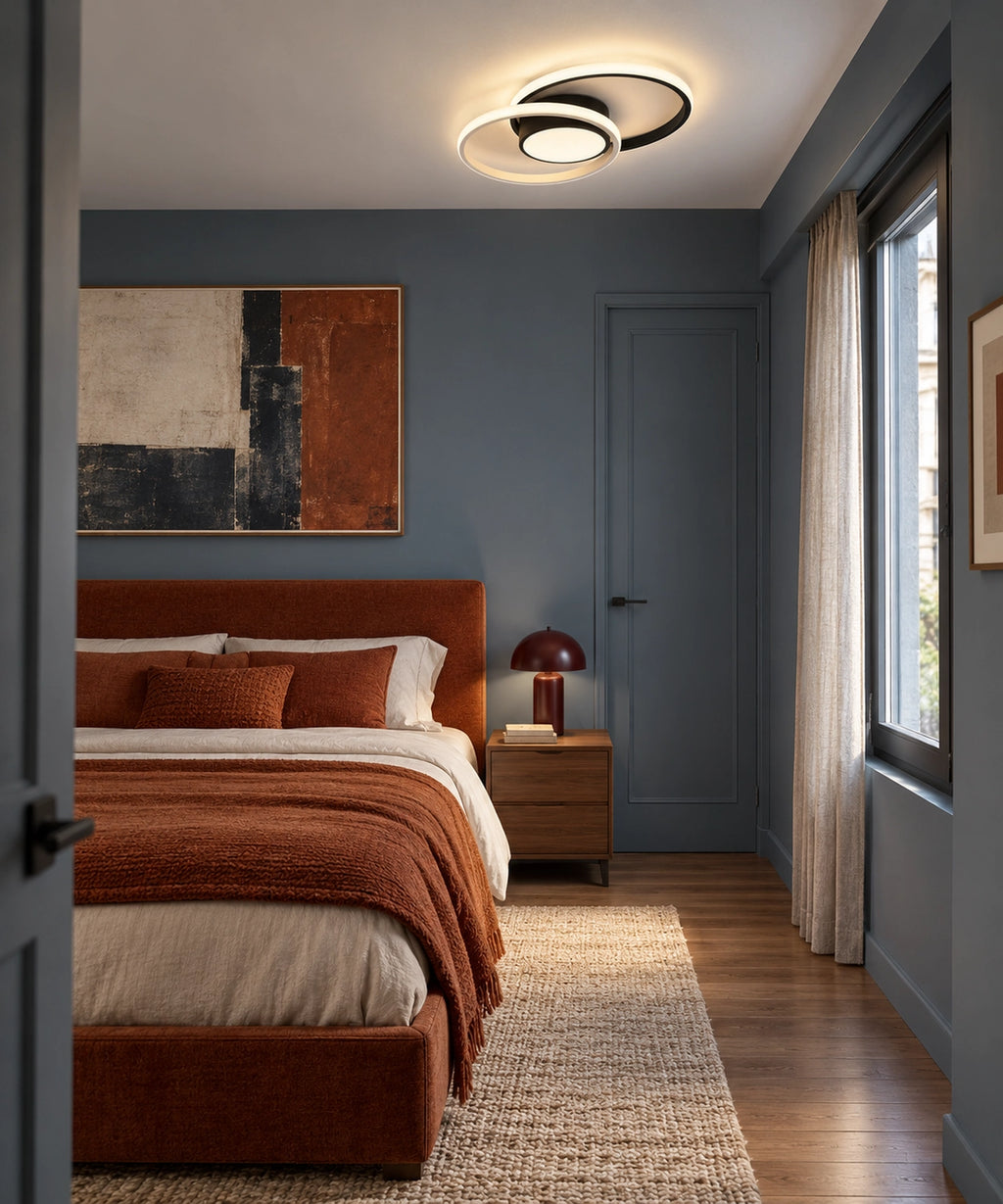 Plafonnier à deux anneaux noirs dans une chambre aux tons bleus et rouille