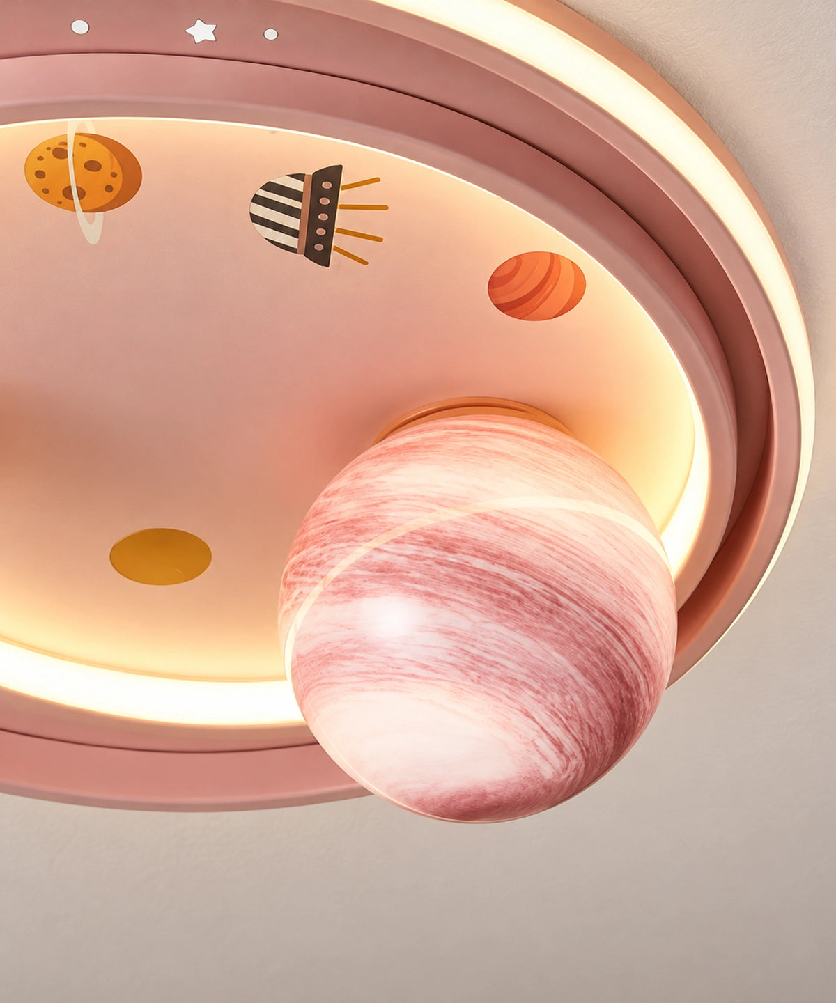 Détail du globe rose veiné et de sa jonction au disque du plafonnier