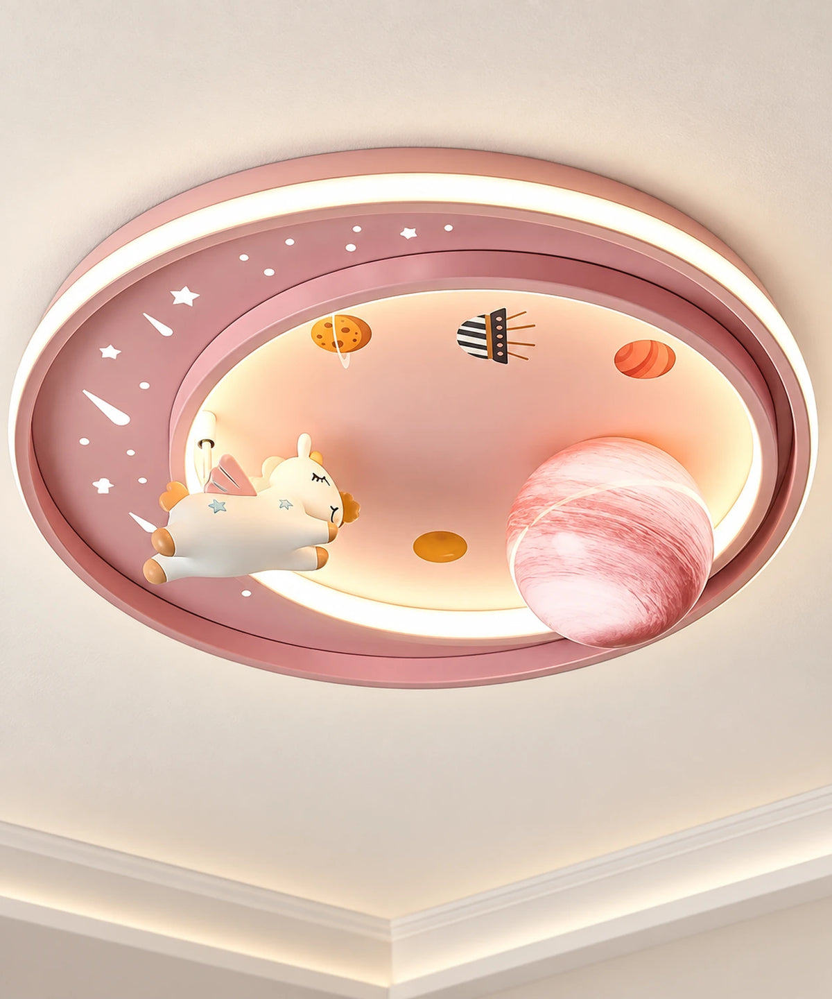 Plafonnier rose à licorne et planète, vue rapprochée du décor en relief